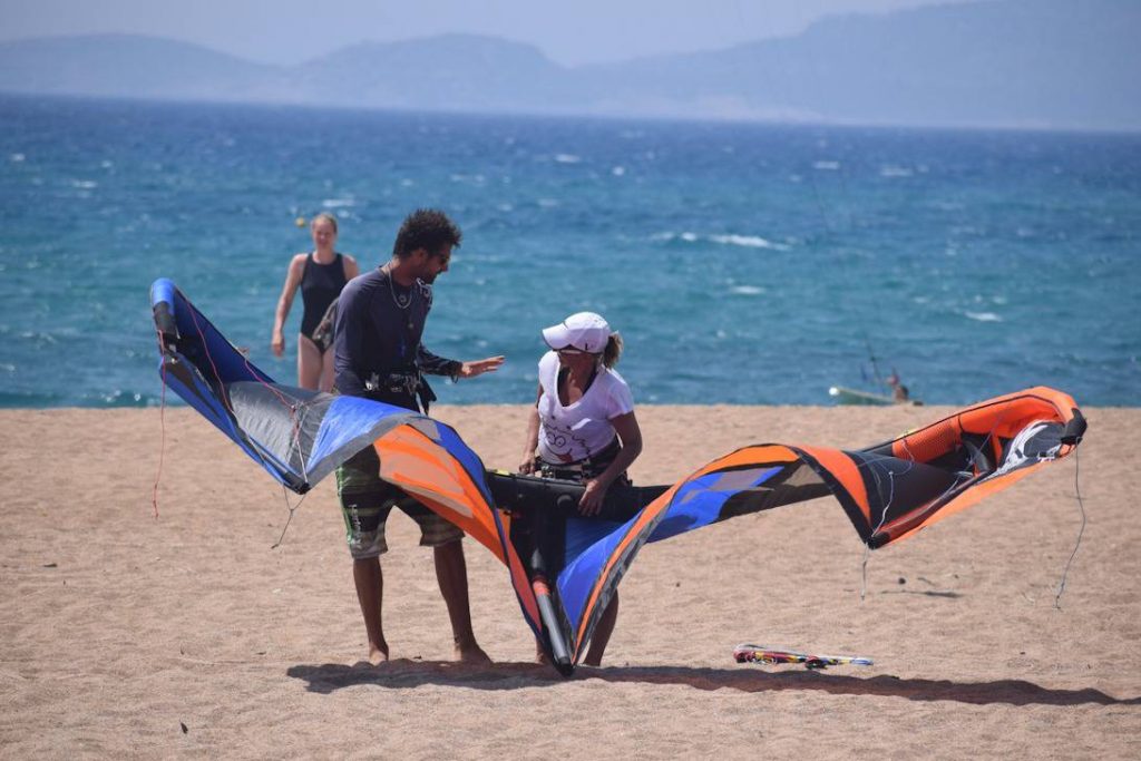 kitesurf peloponnese - lessons (equipment demonstration and guide) in costa navarino - kitemonkey